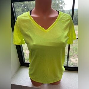 NWOT The Nike Tee bright Tee Pocket Logo